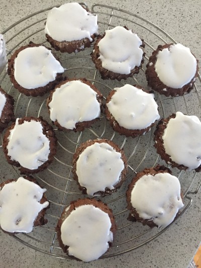 Iced and cooling. Next time I'd like to put the icing on in a star shape or a christmas tree shape.