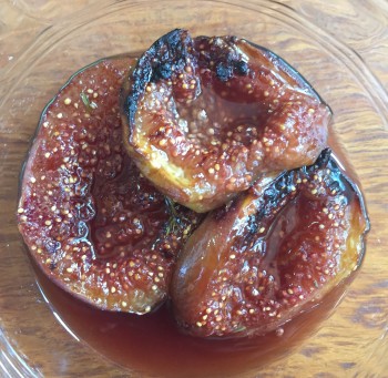 A serve of the roasted figs, before its accompaniments. 