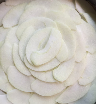 Apples placed nicely on top of the cake. 